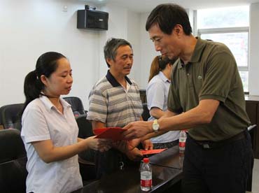 省總工會(huì)黨組書(shū)記、副主席陳震一行到順昌虹潤(rùn)精密儀器有限公司慰問(wèn)困難職工